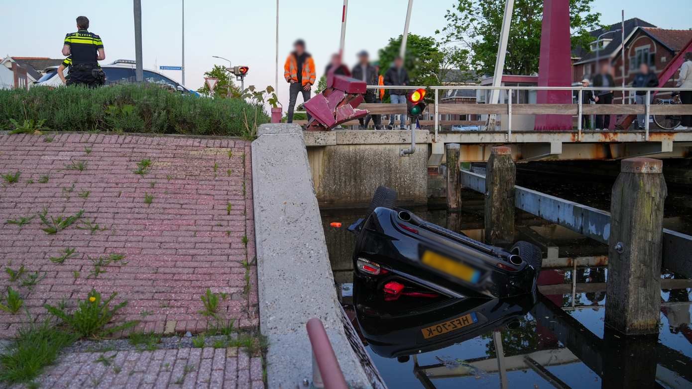 Auto belandt ondersteboven in kanaal na botsing bij Stationsbrug