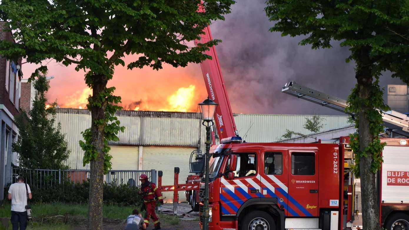 Zeer grote brand in loods van 140 bij 80 meter zorgt voor ontruiming omliggende woningen