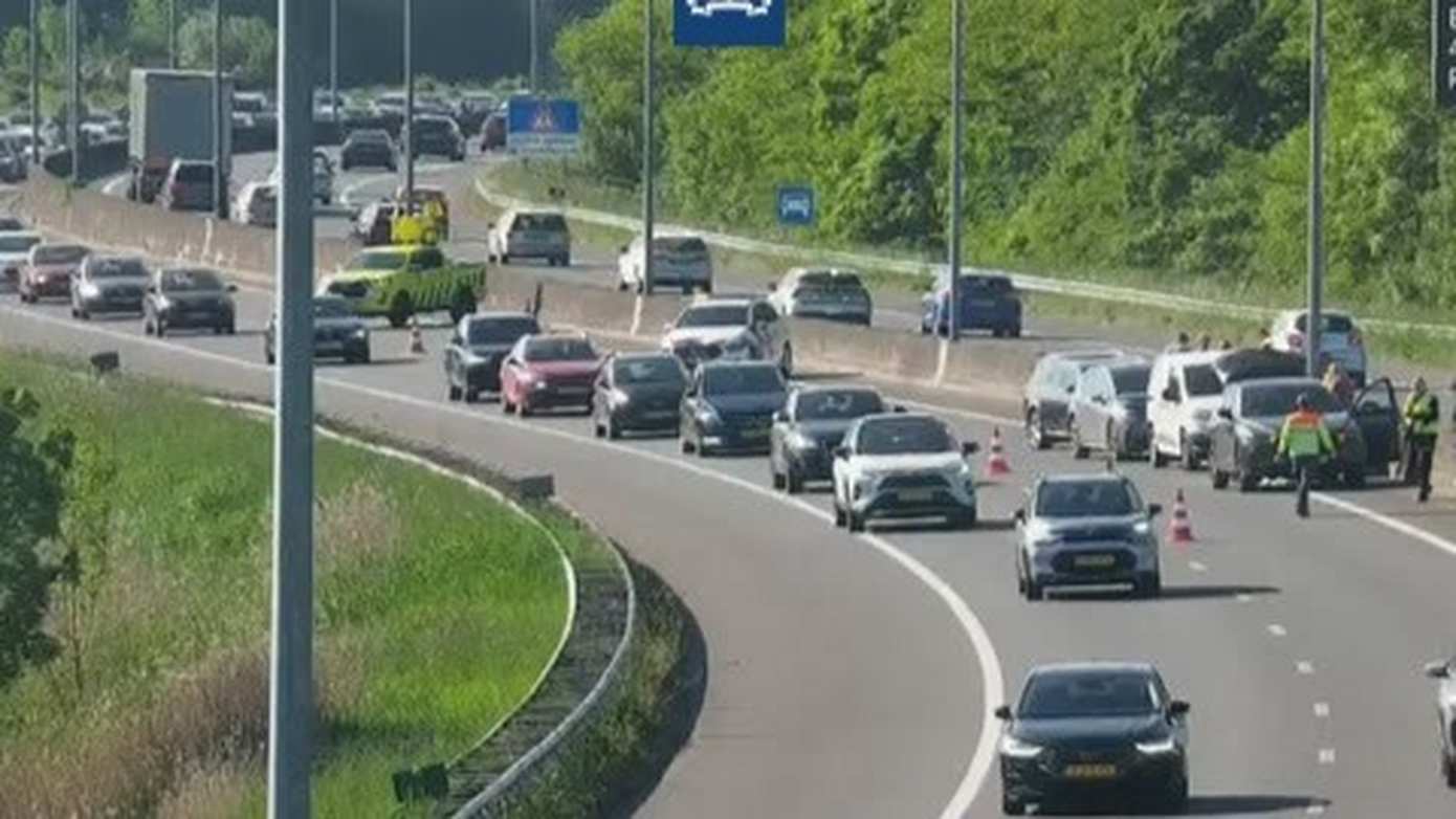 Ongeval met meerdere voertuigen zorgt voor forse file op A28
