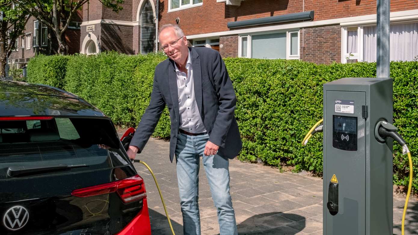 100e gemeentelijke laadpaal geplaatst