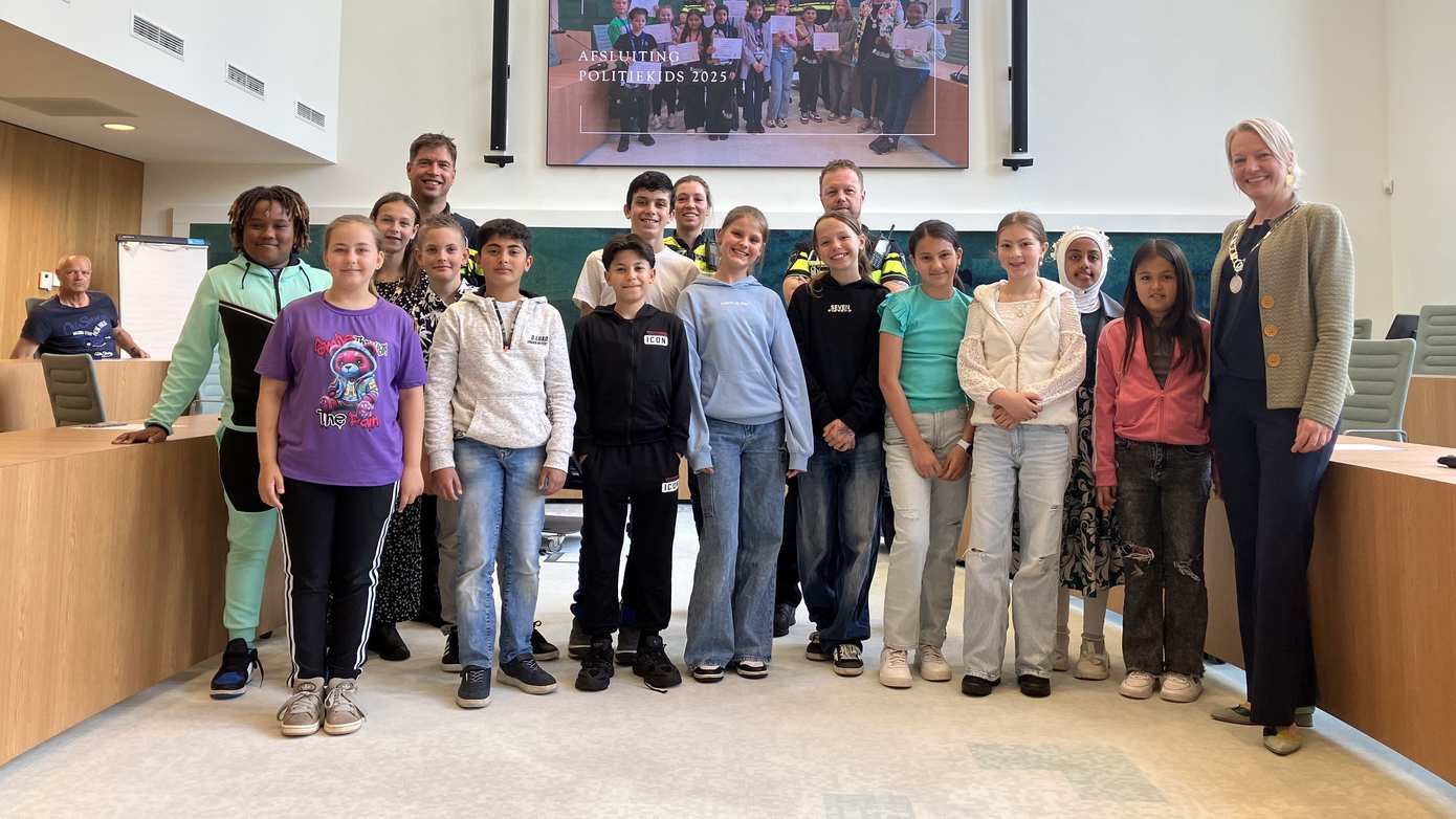 Hoogezandster Politiekids ontvangen certificaat