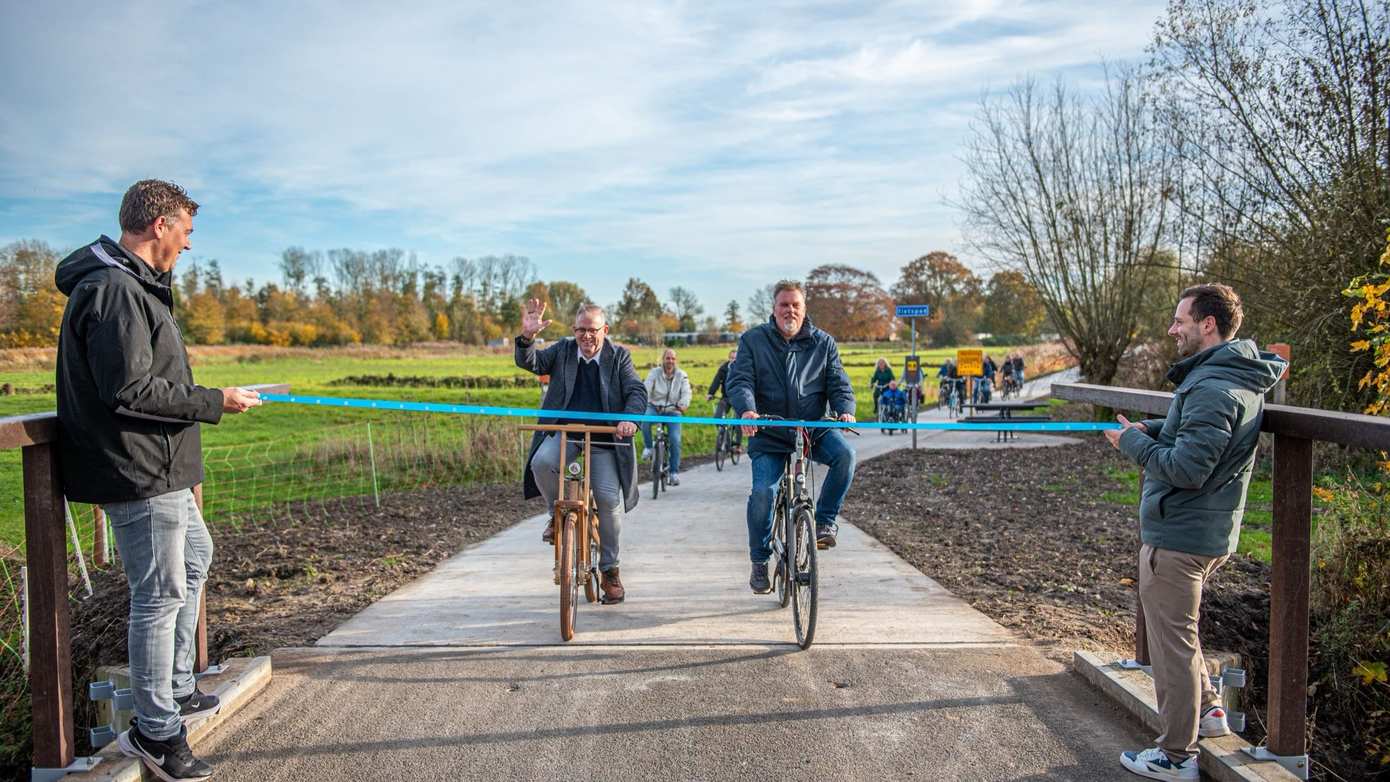 Fietspad in Nieuw Scheemda heropend na grondige opknapbeurt