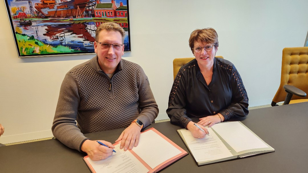 Gemeente en De Ridder Bouw tekenen koopovereenkomst voor woningbouw aan Kerkstraat Zuidbroek