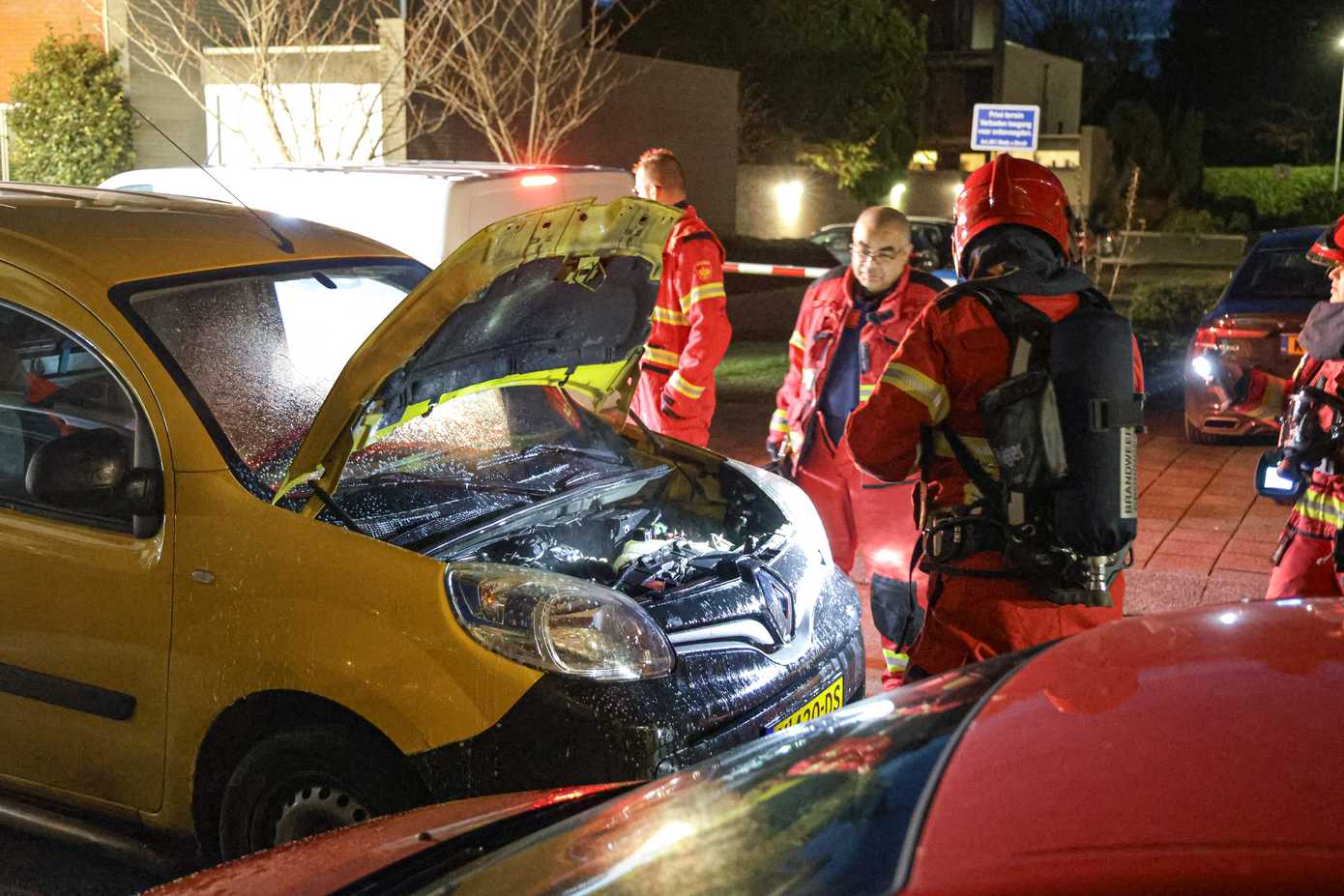 Bestelbusje van pakketbezorger vliegt in de brand in Hoornsemeer