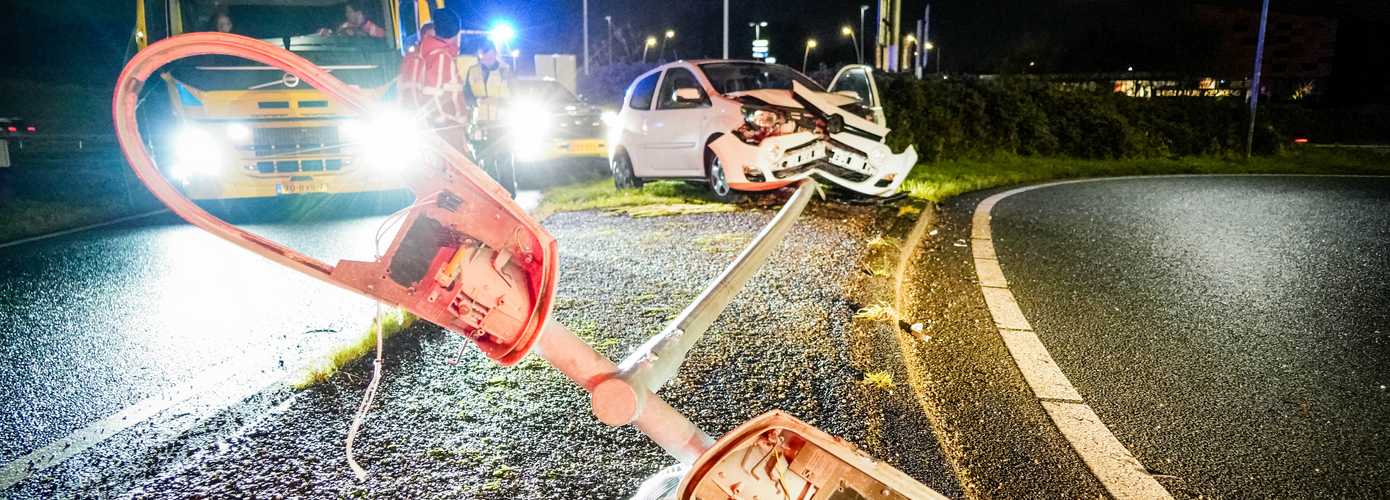 Auto botst tegen lantaarnpaal op afrit N46