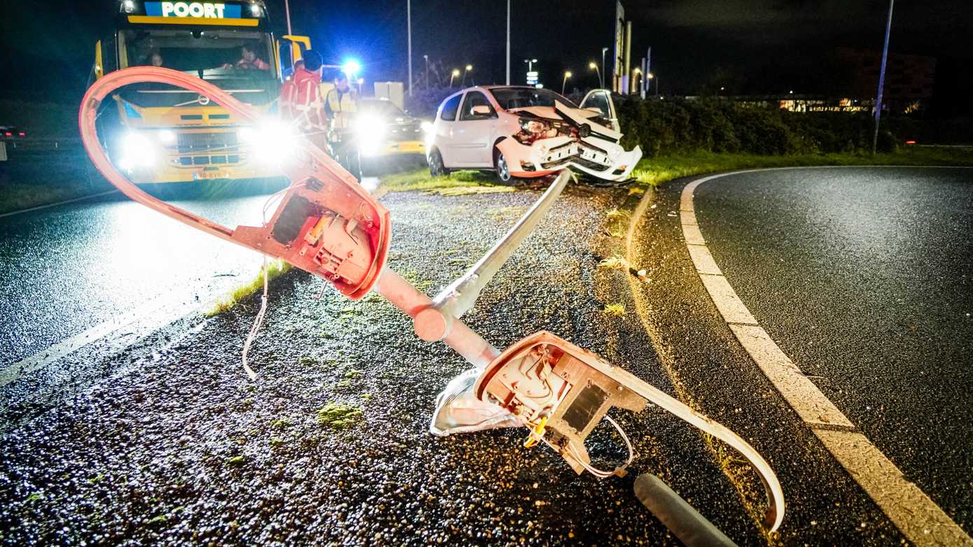Auto botst tegen lantaarnpaal op afrit N46