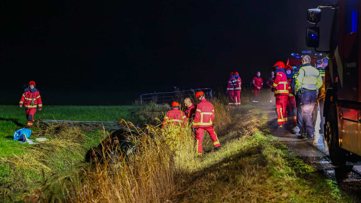 Grote inzet hulpdiensten vanwege voertuig te water