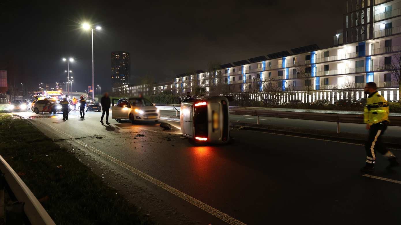 N370 dicht nadat auto op de zijkant belandt