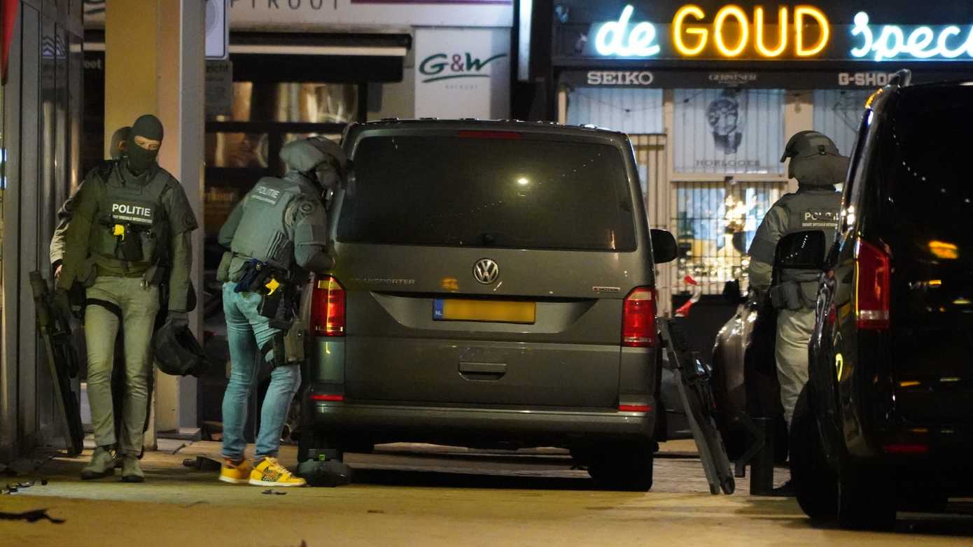 Dienst Speciale Interventies (DSI) valt woning binnen na melding over man met vuurwapen