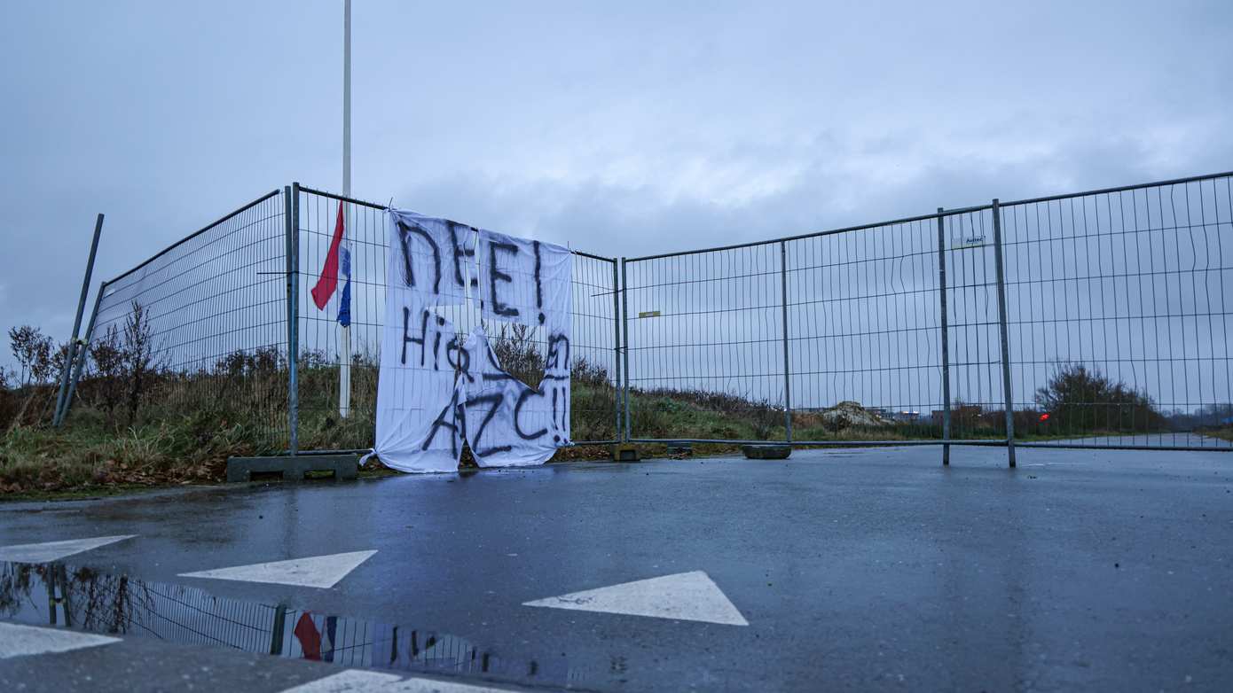 Nederlandse vlaggen opgehangen en spandoek geplaatst en ook verscheurd tegen komst AZC