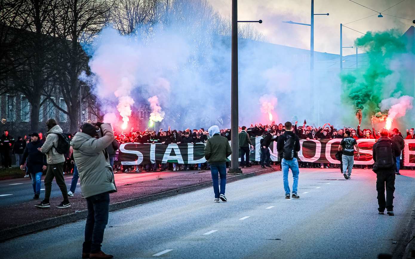 Massale optocht door binnenstad Groningen van FC Groningen fans