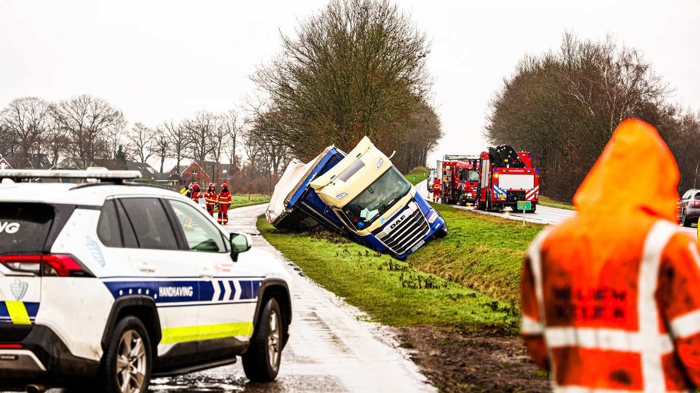 N366 dicht vanwege gekantelde vrachtwagen