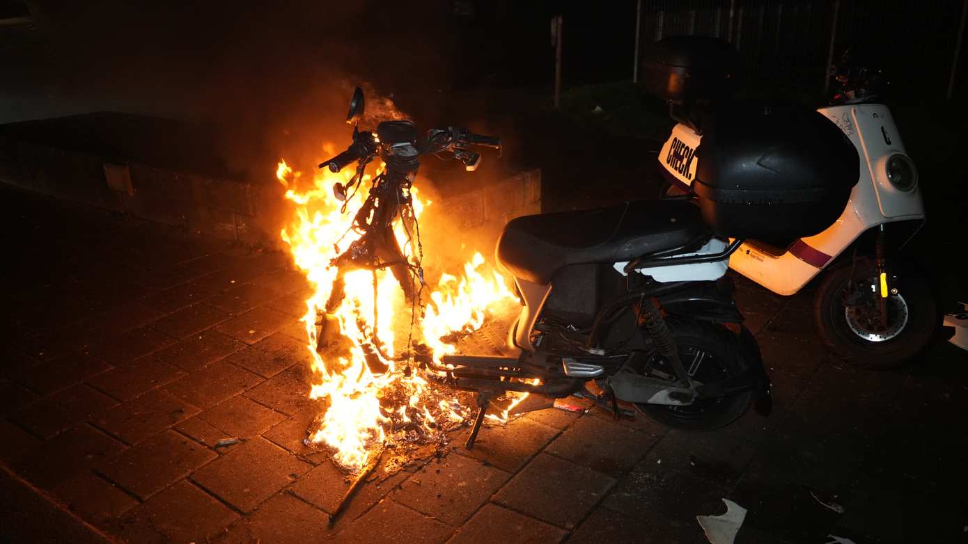 Deelscooter in brand gestoken door vuurwerk