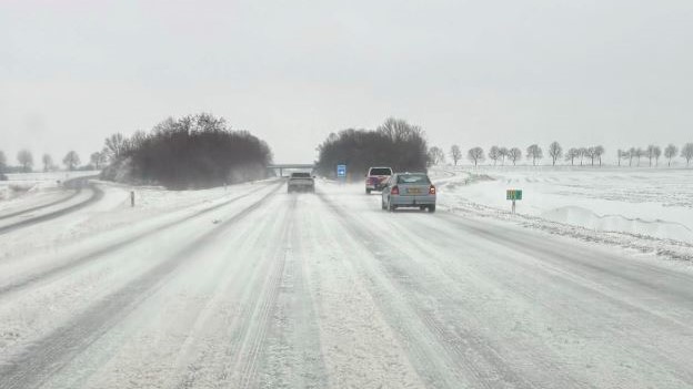 Provincie sluit N33, N388 en N46 af vanwege sneeuwduinen