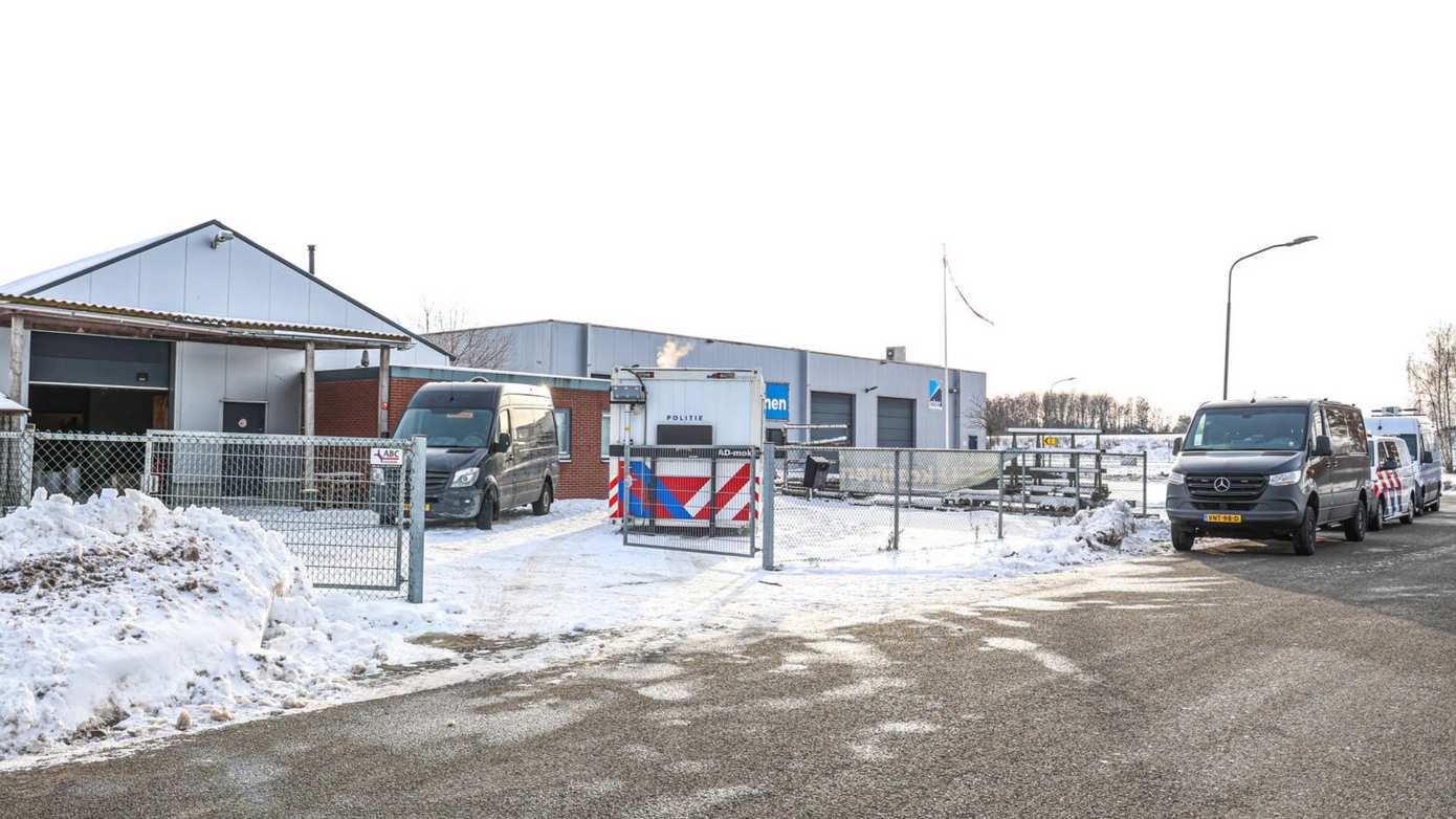 Grote inval politie in bedrijfspand op provinciegrens; onderzoek naar groot aantal vaten
