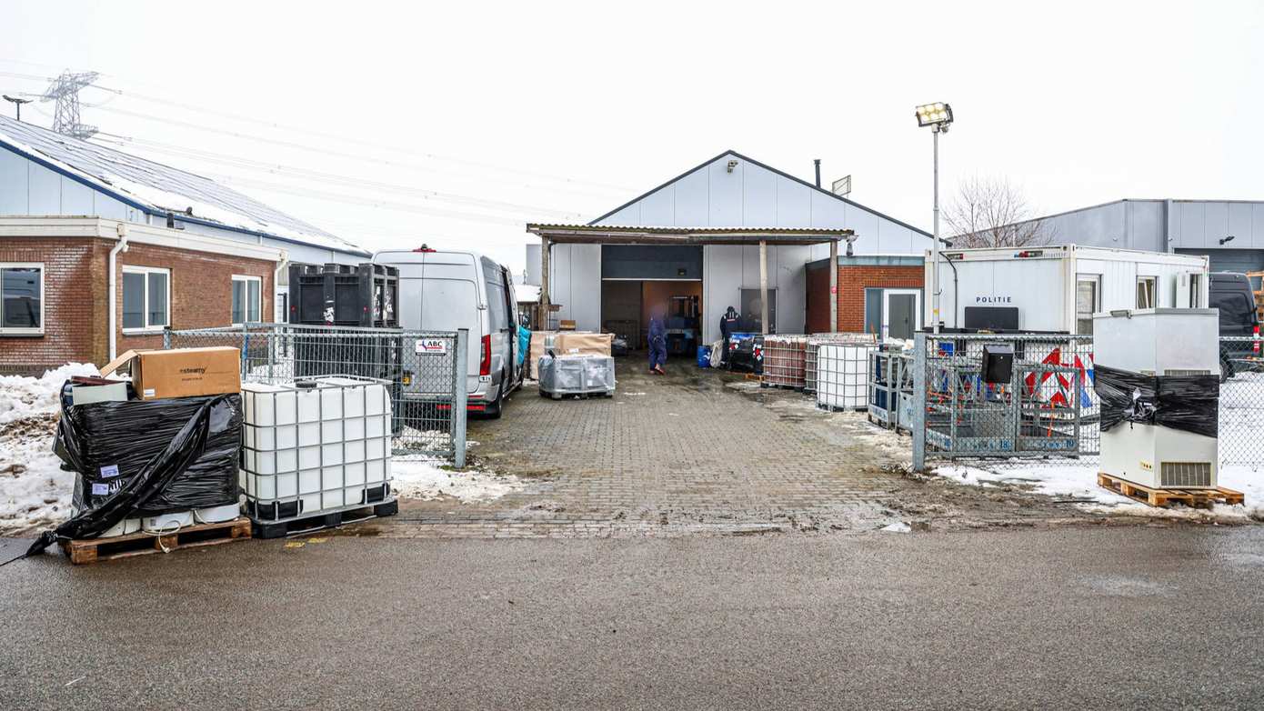 Ruim 20.000 liter aan drugsafvalstoffen aangetroffen in bedrijfspand op provinciegrens