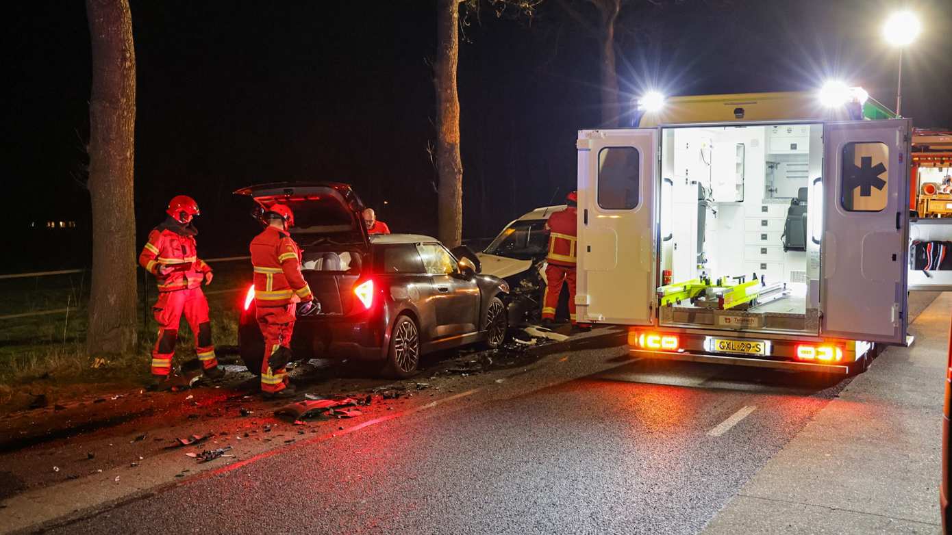Traumahelikopter ingezet voor ernstig ongeval tussen bestelbusje en auto op N388