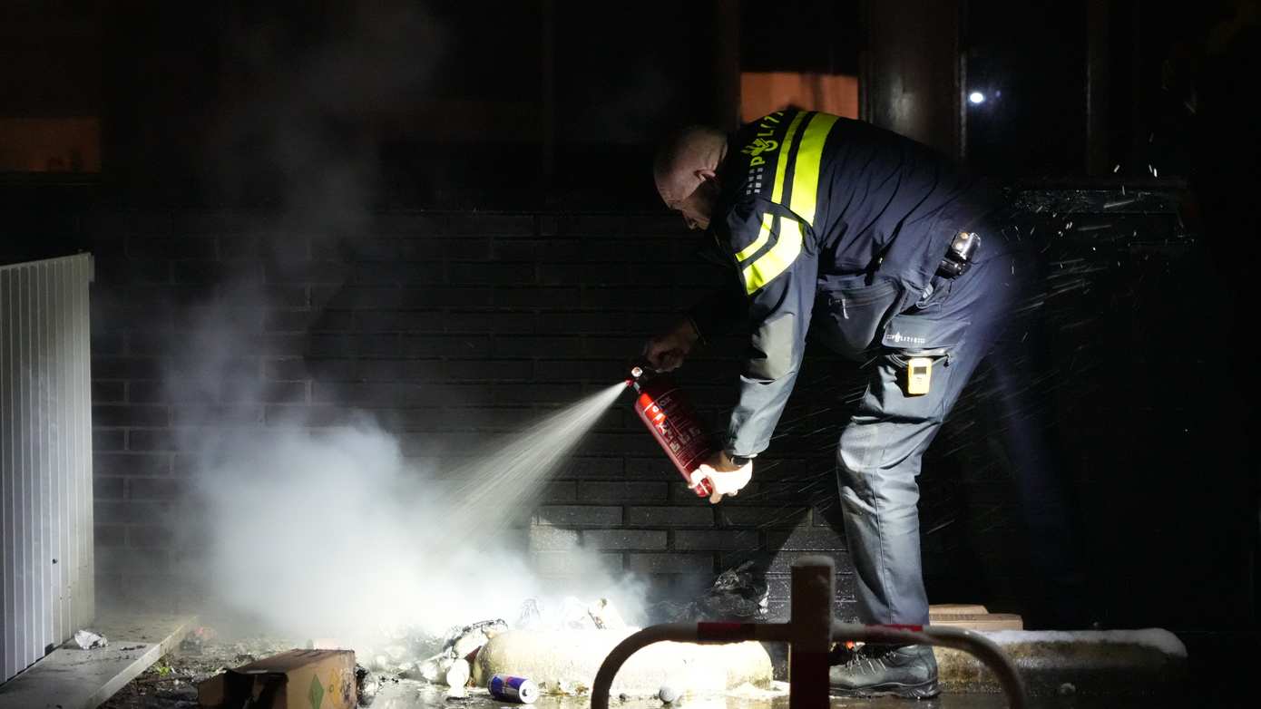 Afvalbrand op parkeerdek boven Lidl in Groningen snel geblust