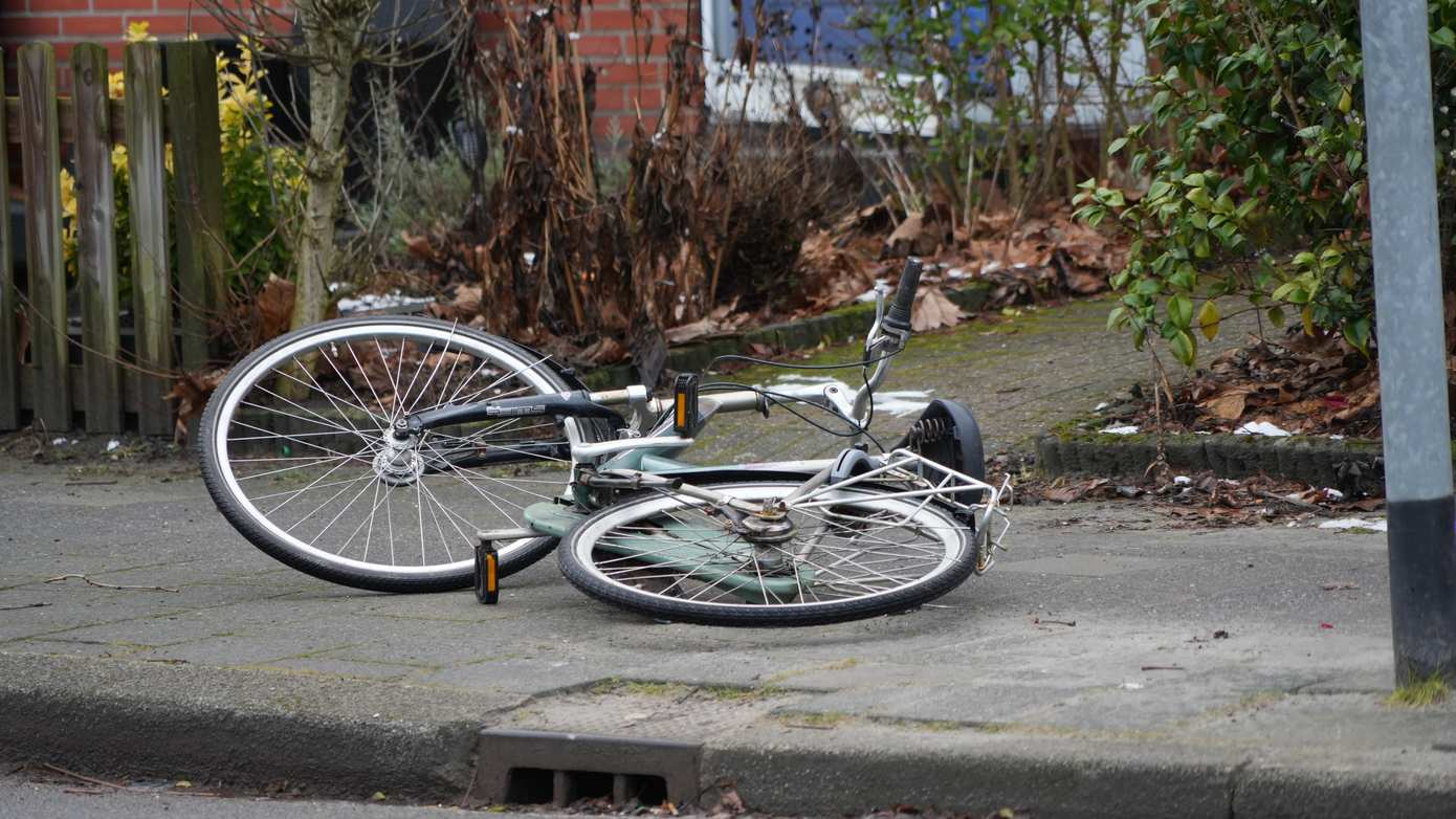 Automobilist rijdt fietser aan en gaat er vandoor in Paddepoel