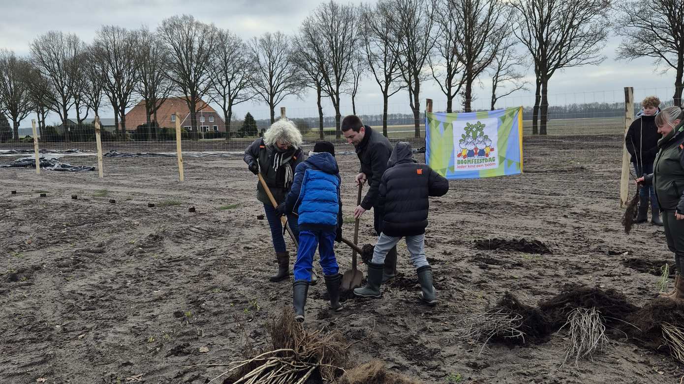 Kinderen planten nieuw bos bij Jipsingboertange op Boomfeestdag