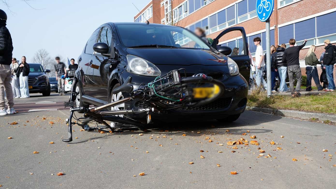 Fietser gewond na forse aanrijding met auto in De Wijert