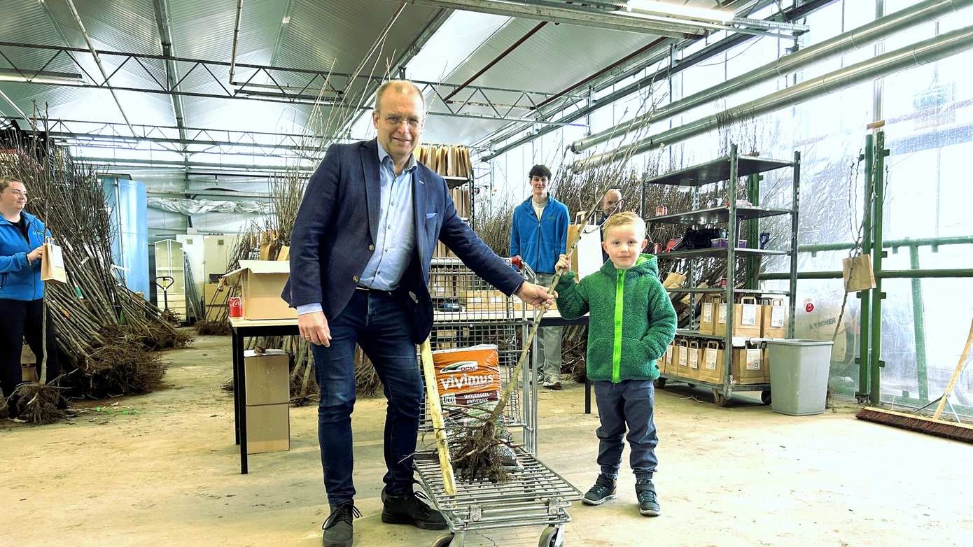 Eerste fruitboom uitgereikt voor project ‘Ieder kind een boom’ 
