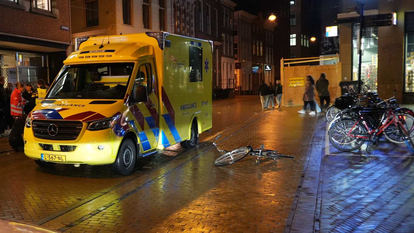 Maaltijdbezorger op scooter gewond na botsing met fietser in stad