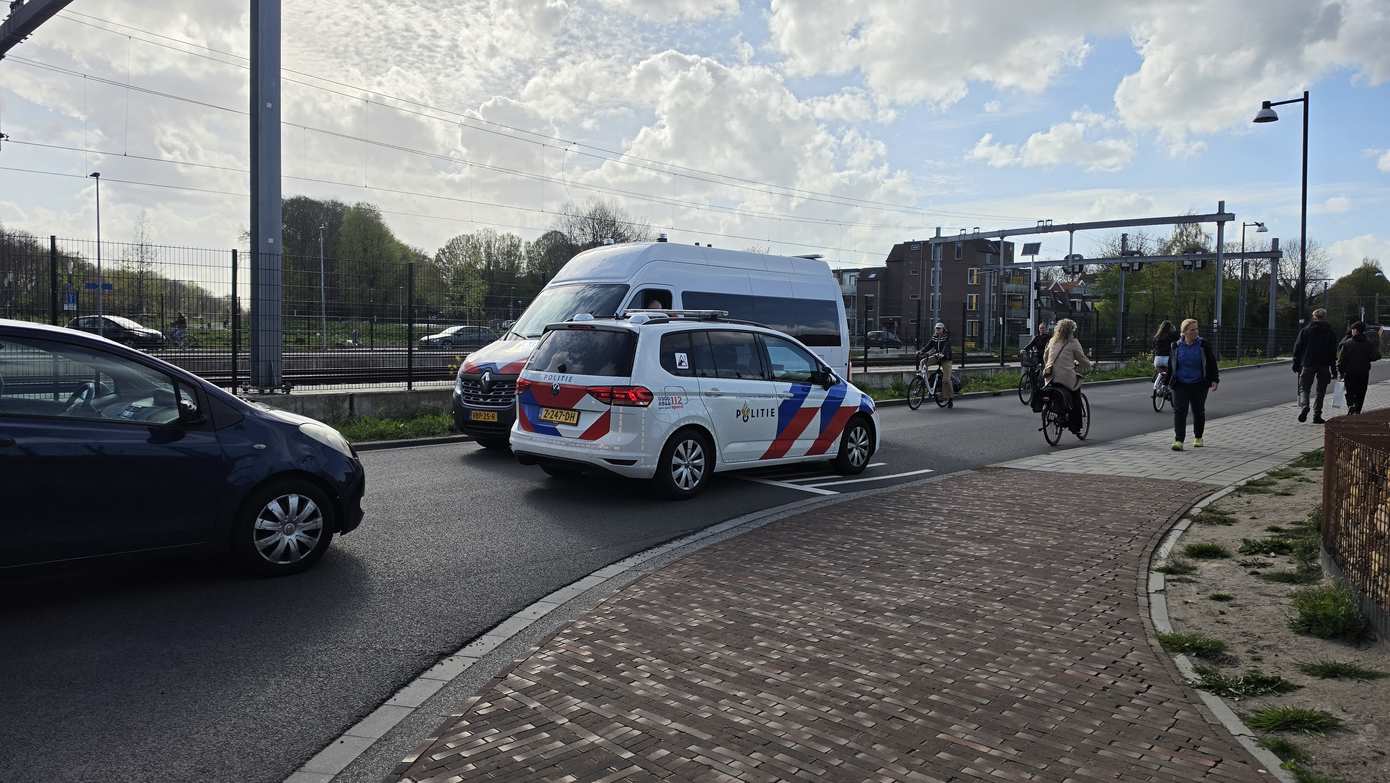 Politie zoekt man die bij spelende kinderen grote boodschap doet in ontbloot bovenlichaam