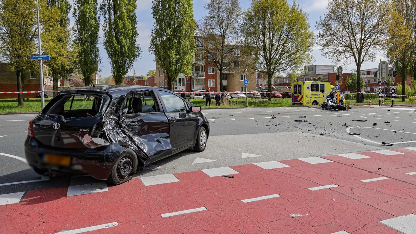 Motorrijder vliegt meerdere keren over de kop bij ernstig ongeval met auto