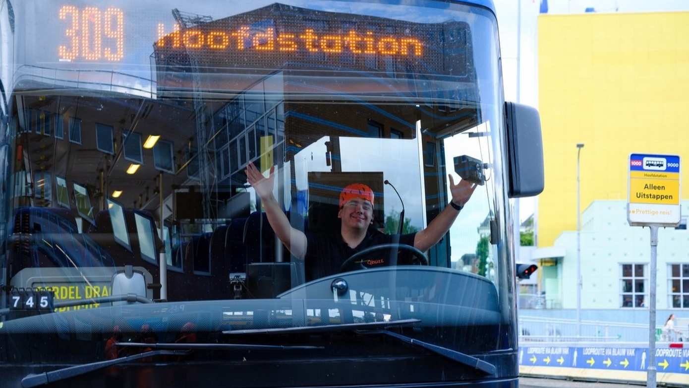 Dag en nacht extra bussen Koningsdag in Groningen en Drenthe voor steeds meer reizigers