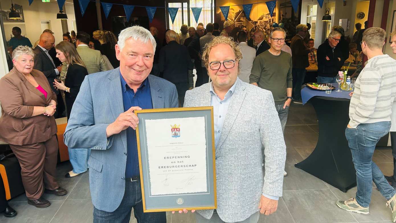Vertrekkend gemeentesecretaris Jan van der Woude ereburger Pekela