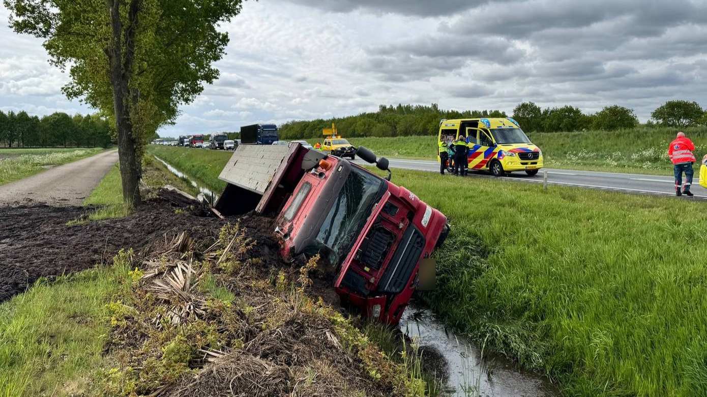 Vrachtwagen raakt van weg langs N366 bij Musselkanaal