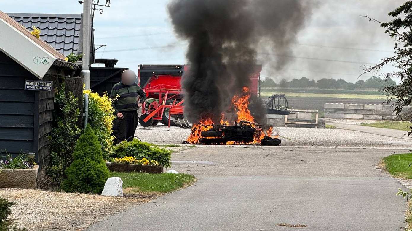 Motorfiets uitgebrand bij boerenbedrijf in Musselkanaal