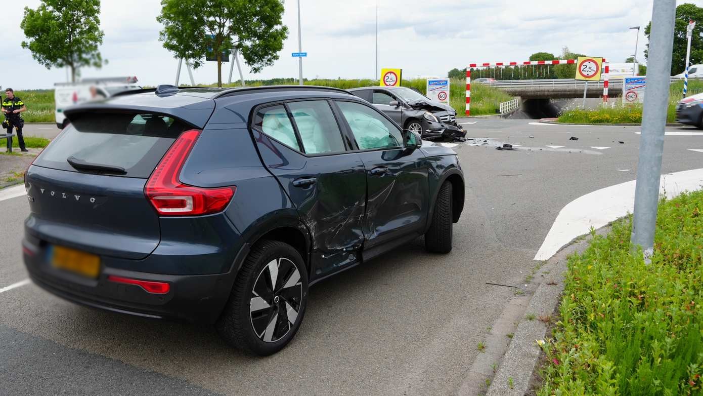 Veel schade na ongeval met twee voertuigen op kruising in Groningen