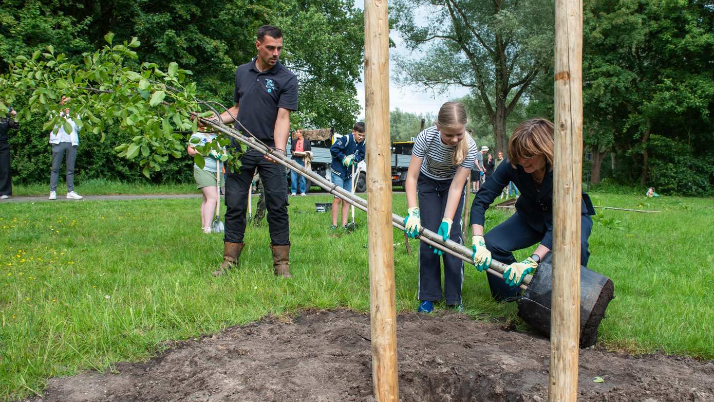 Kinderburgemeestersteam plant kinderburgemeestersbos in Winschoten