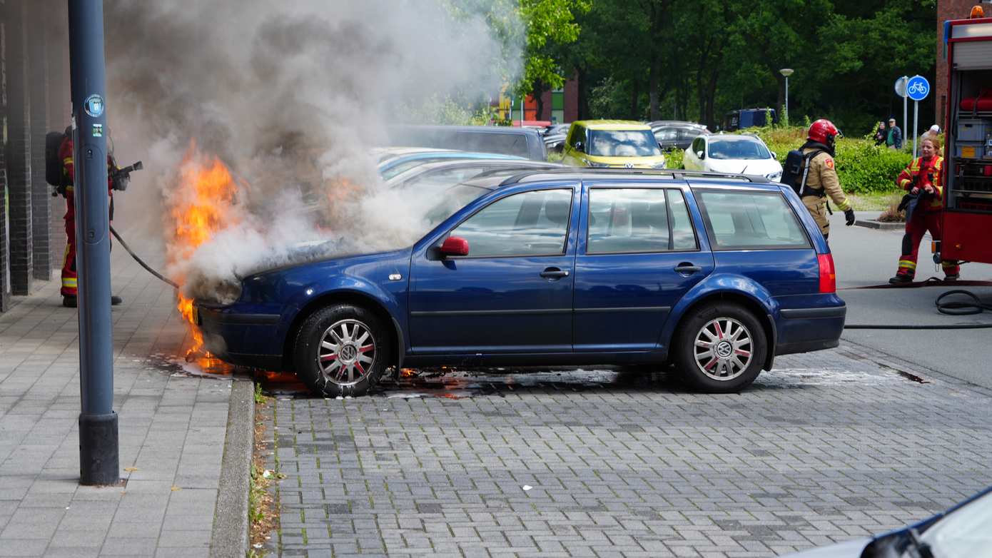 Jumbo tijdelijk ontruimd vanwege forse autobrand