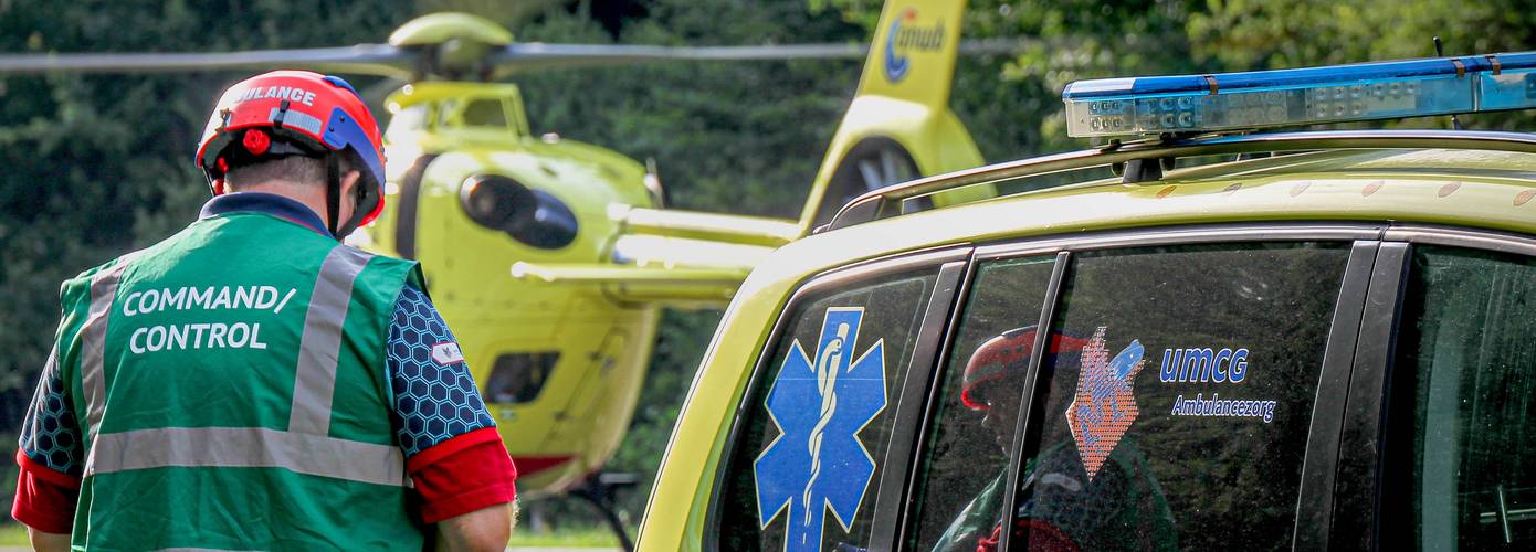 Traumahelikopter ingezet voor kind dat bekneld zit tussen twee geparkeerde auto's
