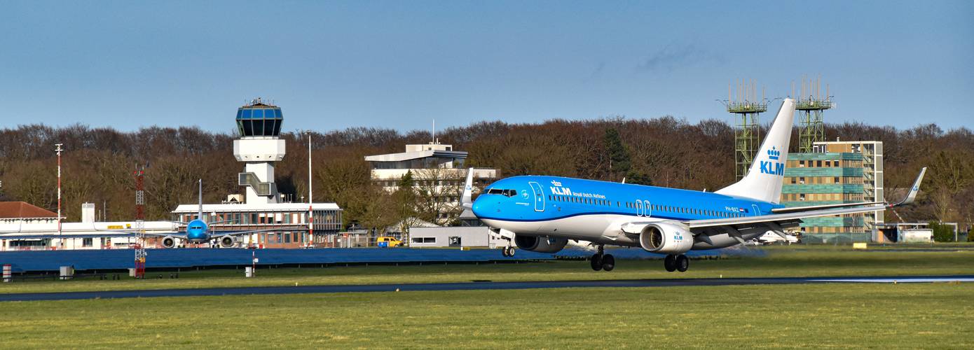 Studenten luchtvaartdienstverlening Noorderpoort volgen praktijkonderwijs op Groningen Airport Eelde