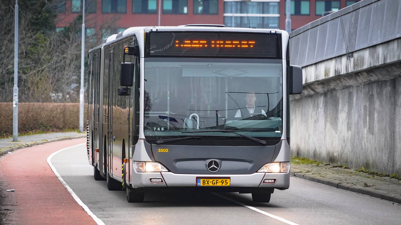 Politie haalt vier niet betalende asielzoekers uit bus in Zoutkamp