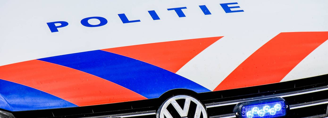 Twee agenten mogelijk gehoorschade nadat vuurwerkbom onder politieauto wordt gegooid