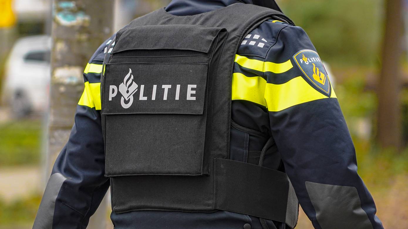 Man (22) schiet met gasdrukwapen bij politiebureau, aangehouden door agenten met getrokken pistolen