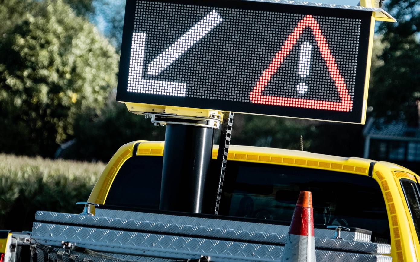 N355 tussen Noordhorn en Grijpskerk afgesloten door vrachtwagen in de berm