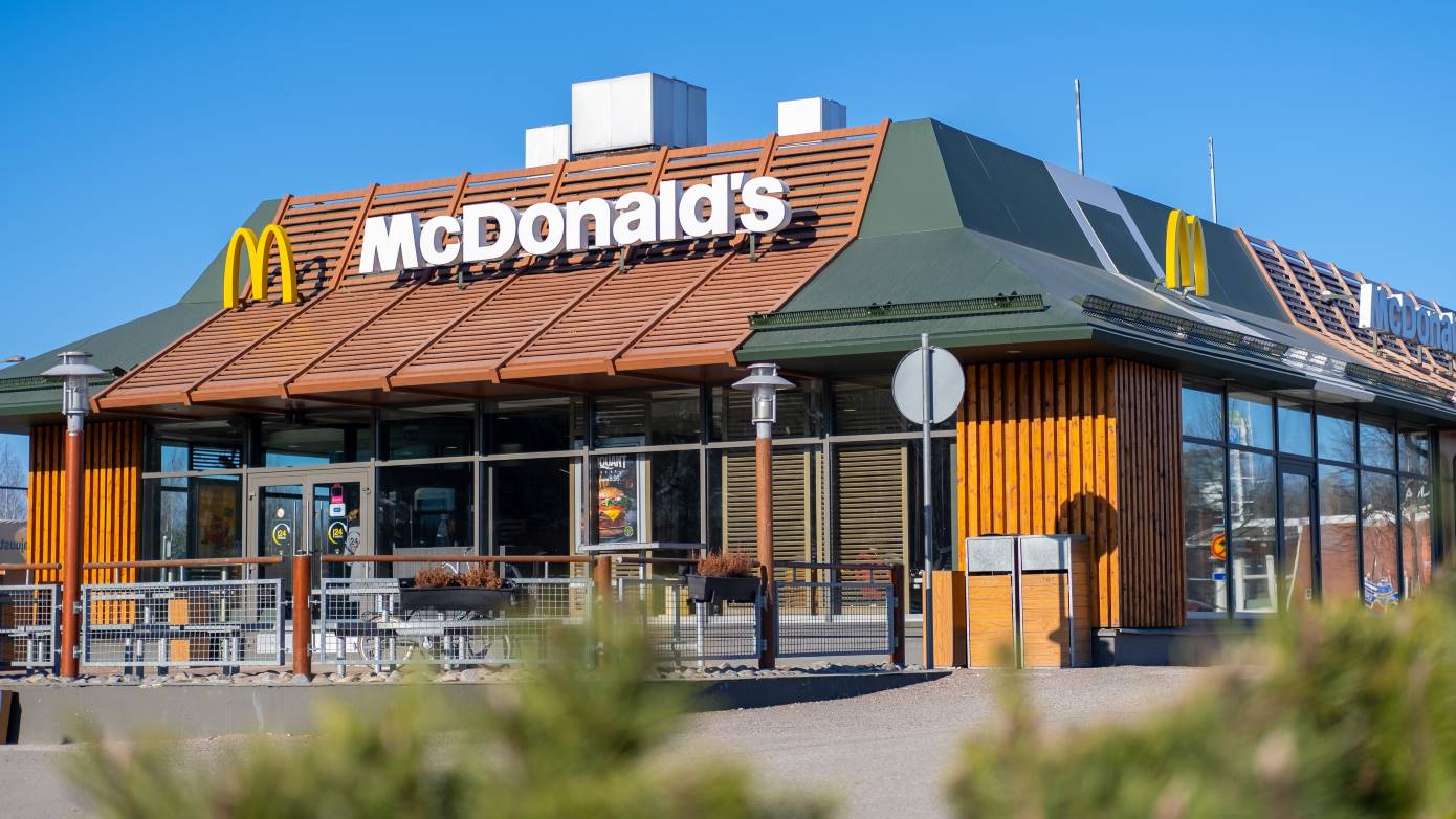 Probleemjongeren met klassieke muziek verjaagd bij McDonald’s in Winschoten