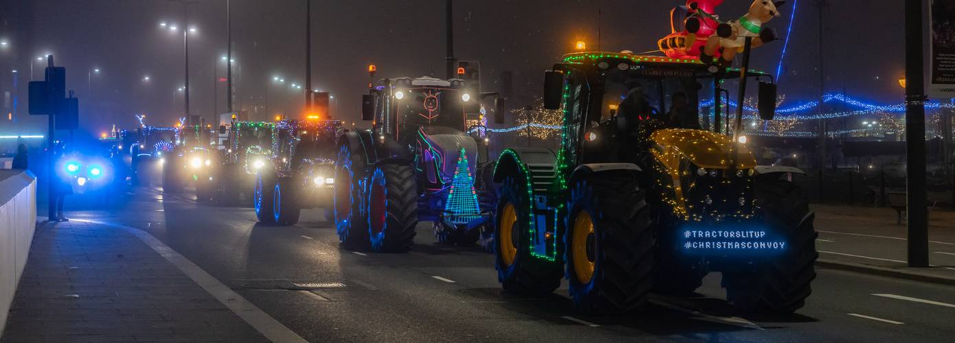 Boeren rijden lichtjes route met tientallen trekkers door de provincie